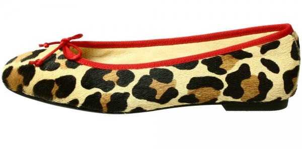 Leo Look mit rot - Ballerinas Nairobi by Petruska - Fell Damenschuhe mit Animalprint